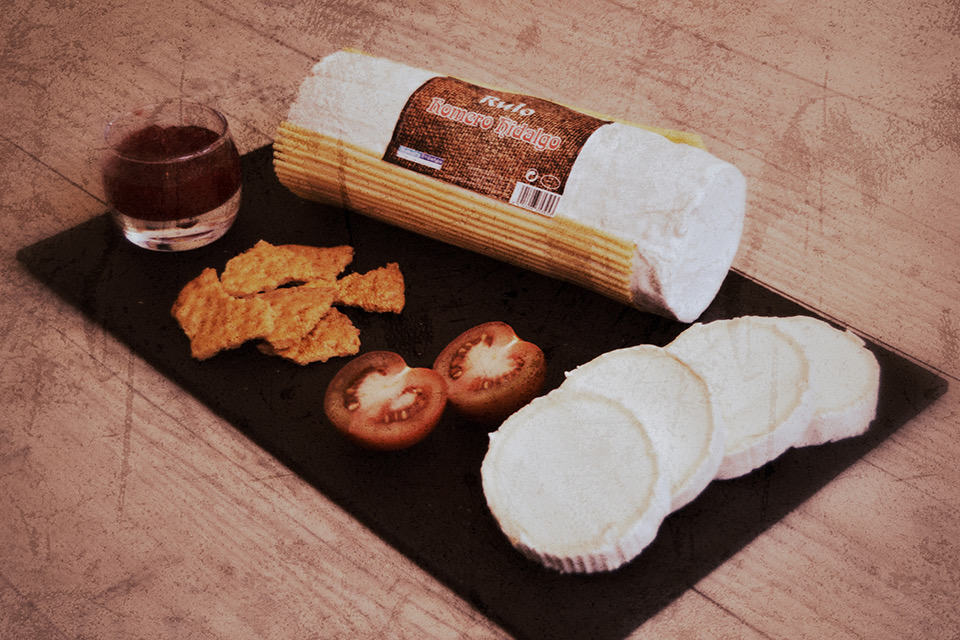 Rulo de cabra Romero Hidalgo con rodajas, tomate y mermelada