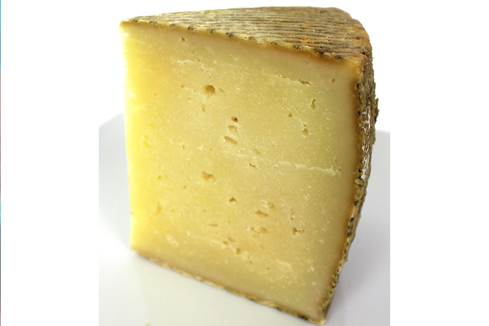 Cuña de queso semicurado con corteza prensada