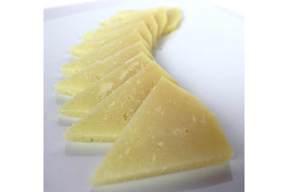 Lonchas de queso semicurado dispuestas en fila